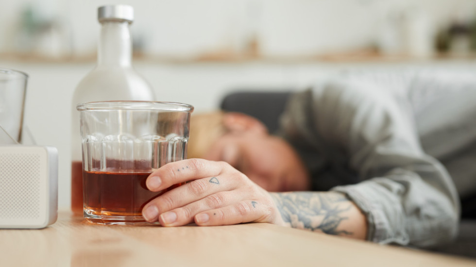 Alkohol kao tradicija u Srbiji: Suicid na rate koji društvo još ublažava