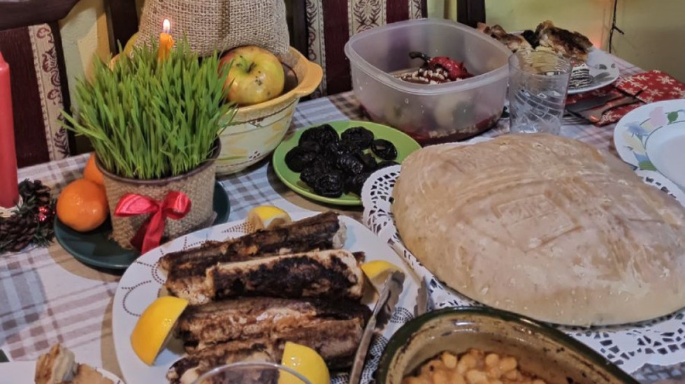 Med, orasi, česnica, riba: Šta se mora naći na trpezi za Badnje veče