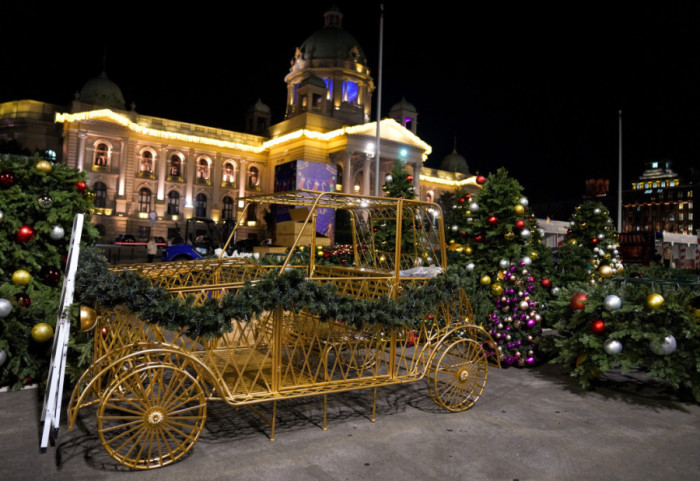 (FOTO) Uklonjeni šatori ispred Skupštine Srbije, postavljeni štandovi za Božićno selo