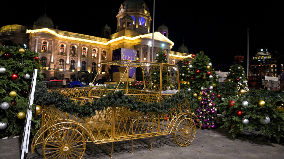 (FOTO) Uklonjeni šatori ispred Skupštine Srbije, postavljeni štandovi za Božićno selo