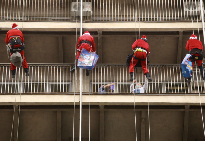 Pripadnici SAJ kao Deda Mrazovi obradovali paketićima mališane na Institutu za majku i dete