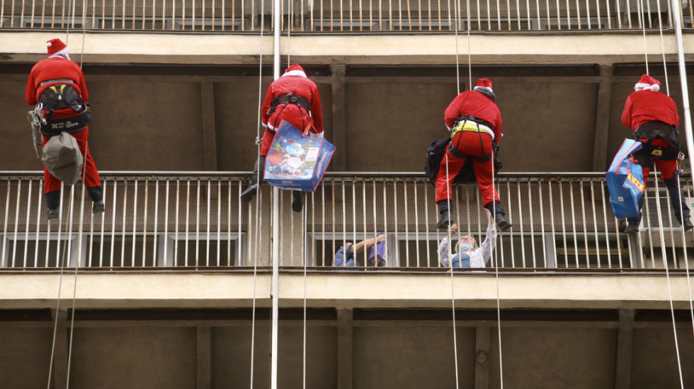 Pripadnici SAJ kao Deda Mrazovi obradovali paketićima mališane na Institutu za majku i dete