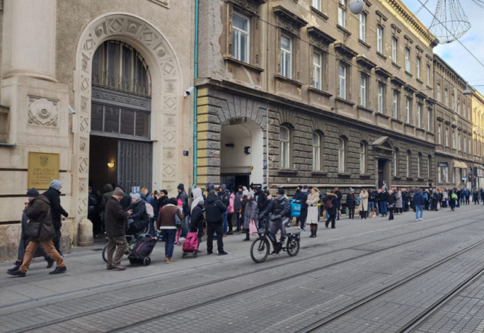 (FOTO) Ogroman red ispred Hrvatske narodne banke u Zagrebu: Poslednjeg dana godine ističe rok za zamenu kovanica kune
