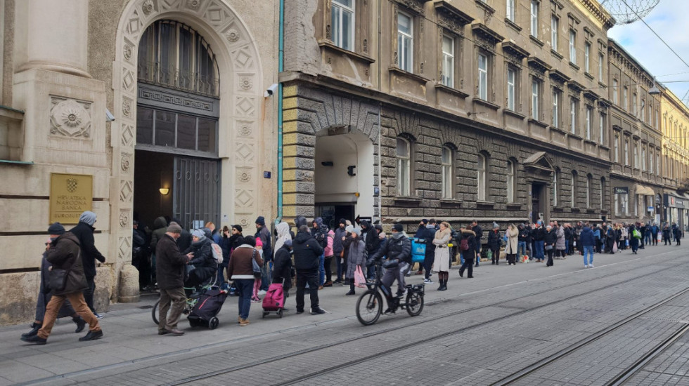 (FOTO) Ogroman red ispred Hrvatske narodne banke u Zagrebu: Poslednjeg dana godine ističe rok za zamenu kovanica kune