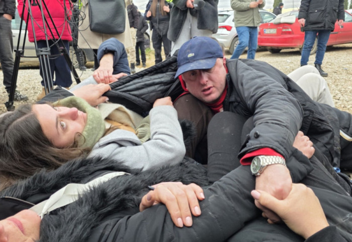 (FOTO/VIDEO) Incident u Botunu: Privedene pa puštene na slobodu 54 osobe, Milan Knežević napustio "maricu"