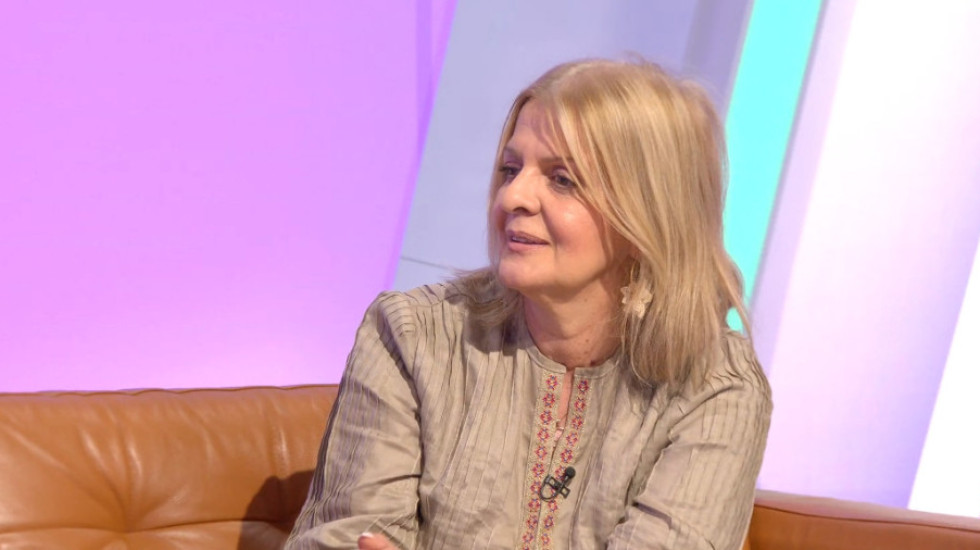 "Svetlost je u nama": Povratak korenima kao put ka sebi i omaž ženama u romanima Jasenke Lalović