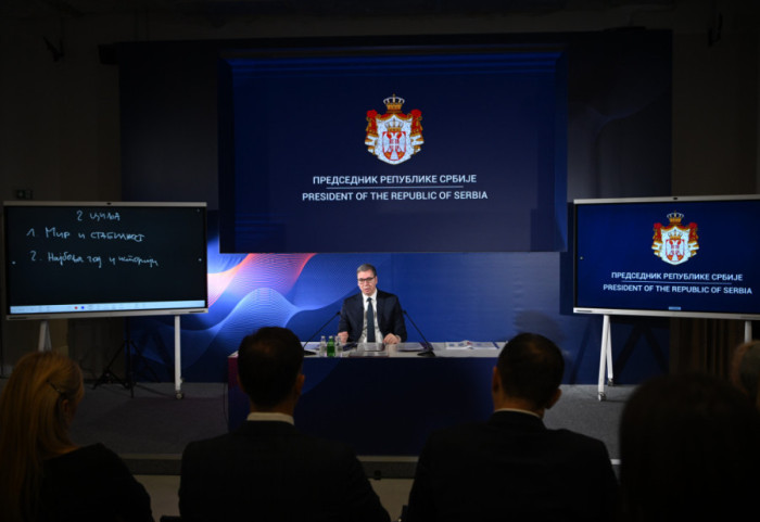 Vučić čestitao Novu godinu: "U naredna 24 sata radovaćemo se fenomenalnim političkim vestima"