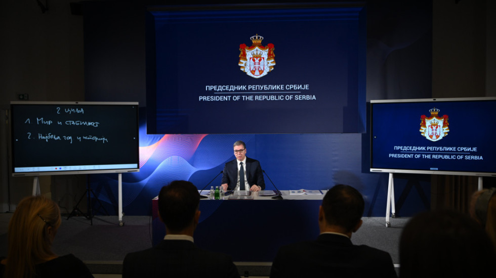 Vučić čestitao Novu godinu: "U naredna 24 sata radovaćemo se fenomenalnim političkim vestima"