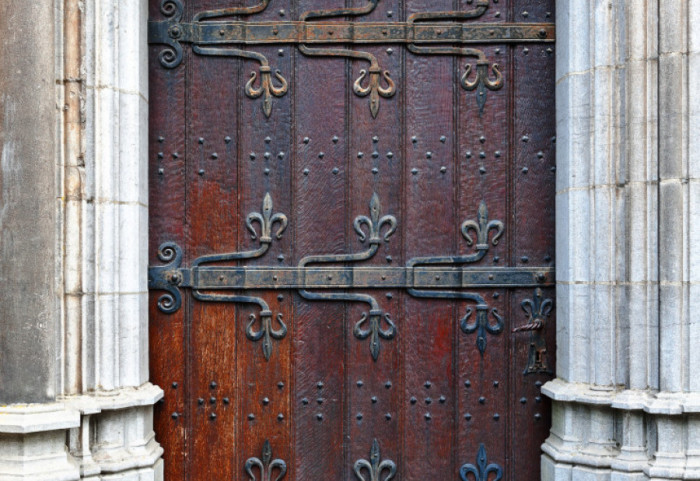Sveštenik u Španiji pokušao da proda vrata svoje crkve iz XVI veka za 390 evra