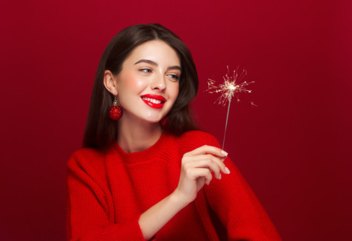 Crveni karmin daje posebnu čar tokom novogodišnje noći: Znate li kako se pravilo nanosi?