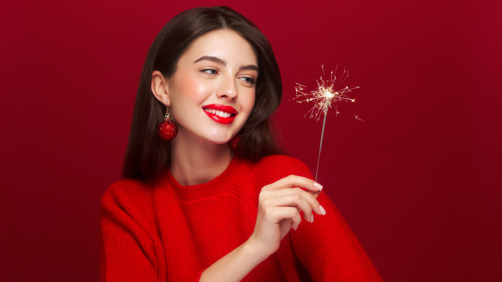 Crveni karmin daje posebnu čar tokom novogodišnje noći: Znate li kako se pravilo nanosi?