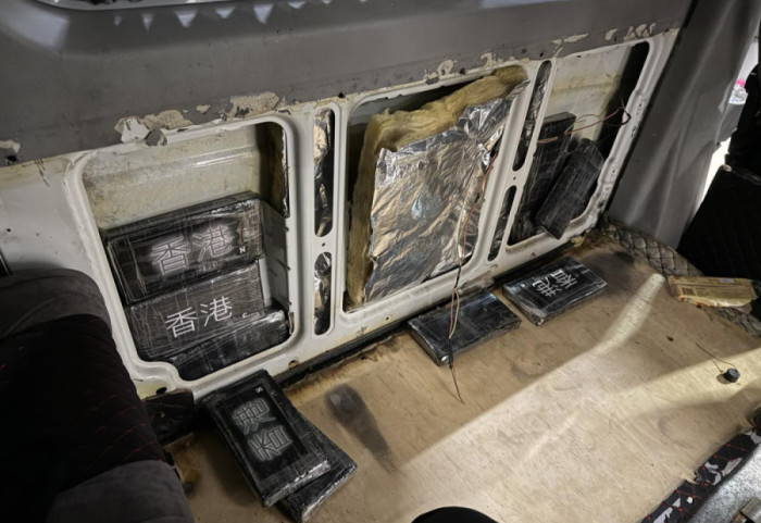 (FOTO) Uprava carina: U kombiju pronađeno 30 kilograma kokaina spakovano u 28 paketa