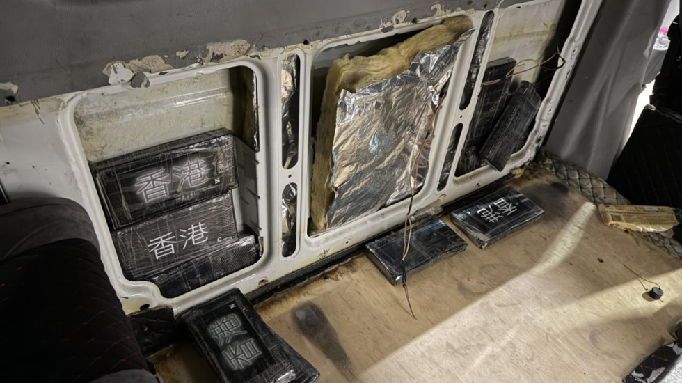 (FOTO) Na Merdarama u kombiju pronađeno 30 kilograma kokaina, uhapšena dva Albanca