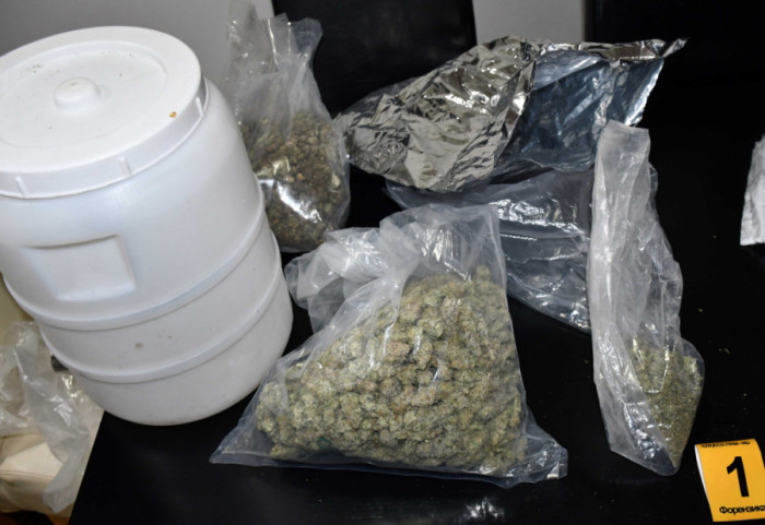 Tinejdžer (19) iz Niša uhapšen zbog trgovine drogom, policija u stanu pronašla dva kilograma marihuane