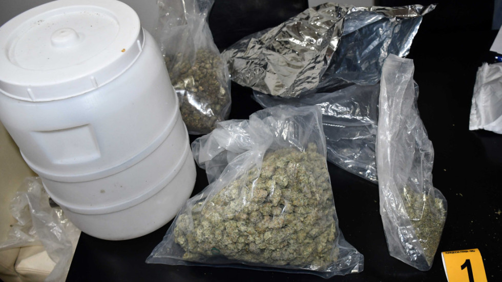 Tinejdžer (19) iz Niša uhapšen zbog trgovine drogom, policija u stanu pronašla dva kilograma marihuane