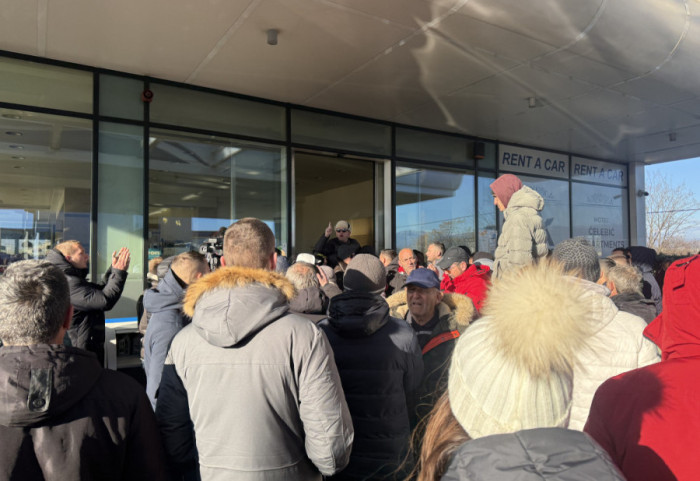 Blokiran kružni tok ka Aerodromu: Meštani Botuna i Zete krenuli da sačekaju Spajića