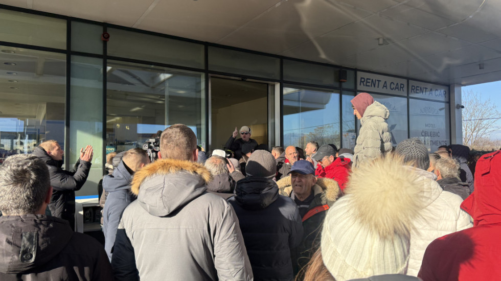 Meštani Botuna blokirali kružni tok pa krenuli ka Aerodromu da sačekaju premijera Spajića