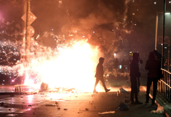(FOTO) Neredi u Nemačkoj: Na policiju ispaljene pirotehničke rakete, u Berlinu uhapšeno više od 100 ljudi
