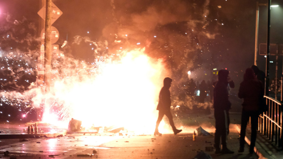 (FOTO) Neredi u Nemačkoj: Na policiju ispaljene pirotehničke rakete, u Berlinu uhapšeno više od 100 ljudi