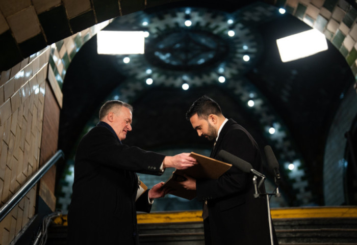 (FOTO) Zohran Mamdani na Kuranu položio zakletvu kao gradonačelnik Njujorka