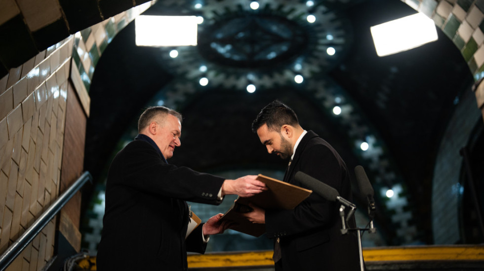 (FOTO) Zohran Mamdani na Kuranu položio zakletvu kao gradonačelnik Njujorka