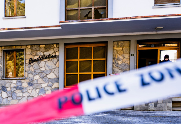 Moguć uzrok požara u baru u Švajcarskoj sveće okačene blizu drvenog plafona