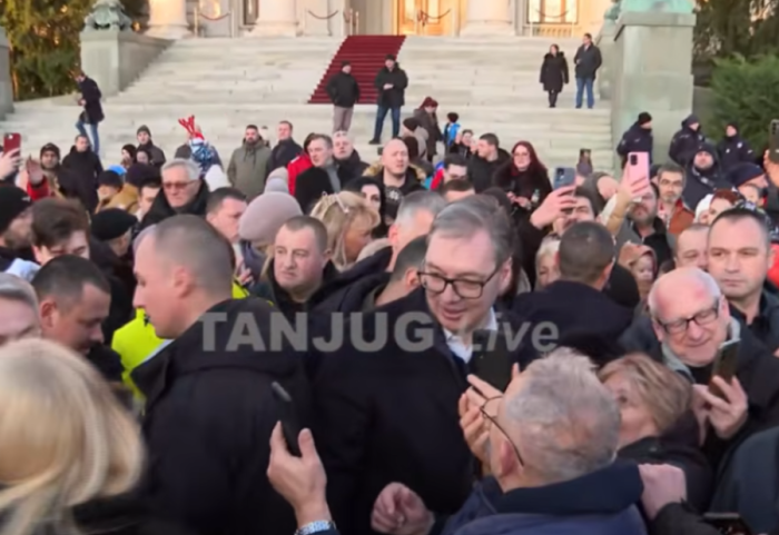 Vučić obilazi novogodišnje selo ispred Doma Narodne Skupštine