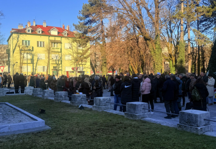 (FOTO/VIDEO) Godišnjica masakra u kom je ubijeno 13 ljudi: Građani odali poštu žrtvama na Cetinju