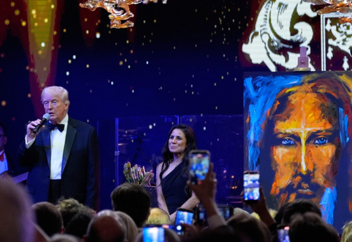 Tramp dočekao 2026. godinu u svom klubu na Floridi, tokom večeri prodat portret Isusa za 2,75 miliona dolara