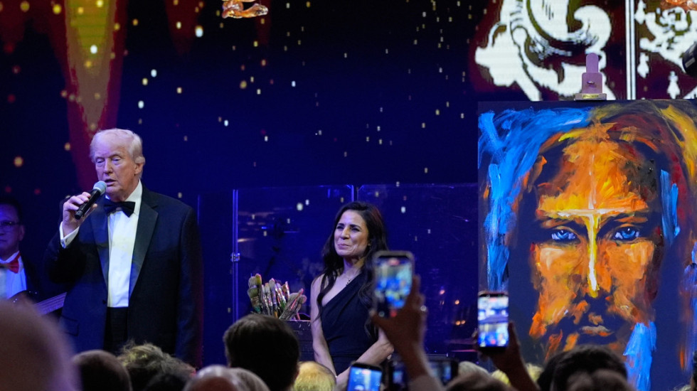 Tramp dočekao 2026. godinu u svom klubu na Floridi, tokom večeri prodat portret Isusa za 2,75 miliona dolara