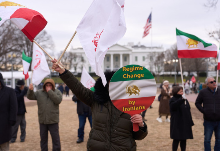 Tramp: Pratimo situaciju u Iranu, ako vlasti počnu da ubijaju ljude udarićemo snažno