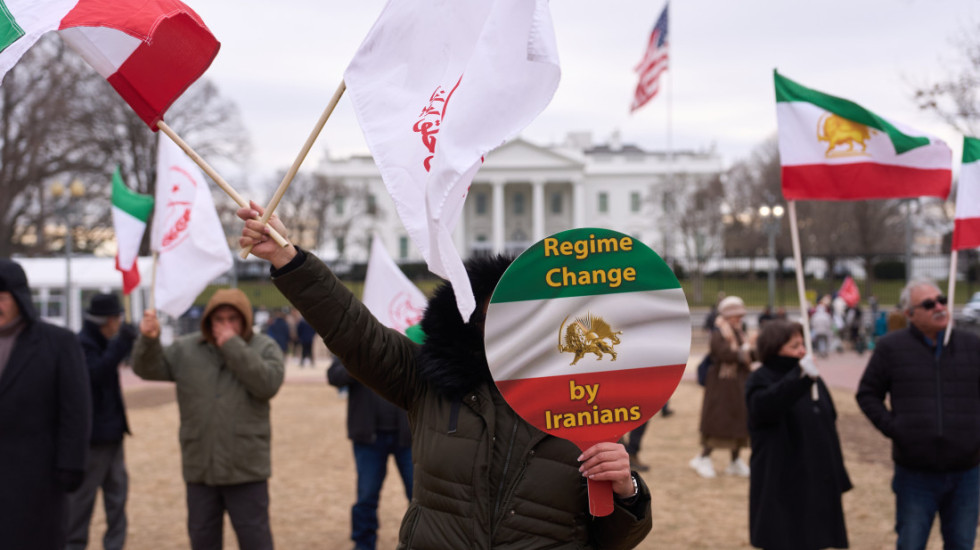 Tramp: Pratimo situaciju u Iranu, ako vlasti počnu da ubijaju ljude udarićemo snažno