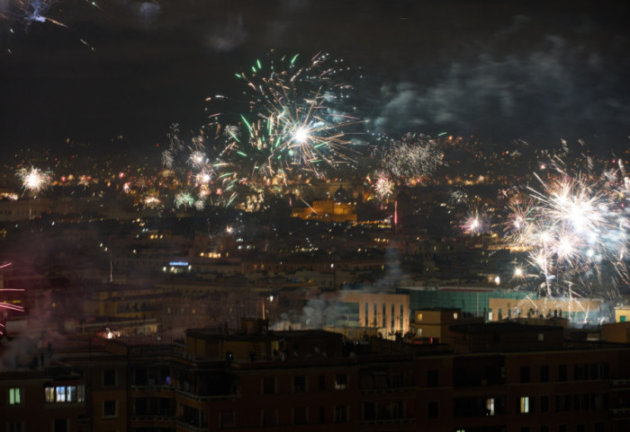 Posledice novogodišnjeg vatrometa u Italiji: Moldavac iskrvario i umro, 283 osobe povređene, uz više amputacija