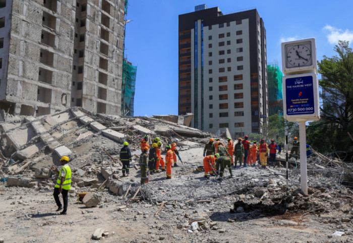 (FOTO) Srušila se zgrada u izgradnji u Keniji, ne zna se broj zarobljenih ispod ruševina