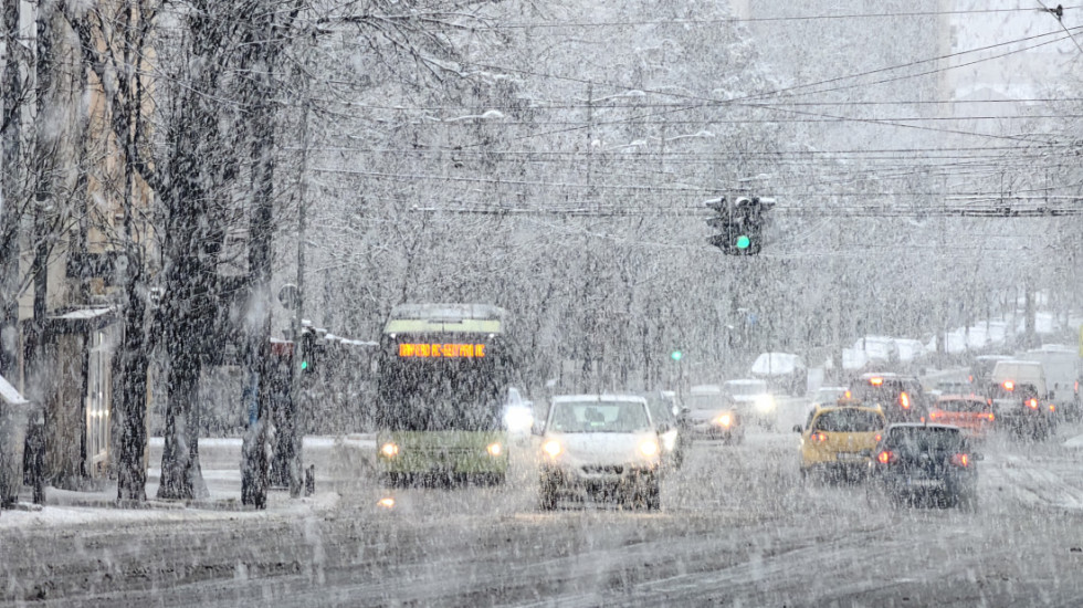 Hladno sa snegom i kišom koja se ledi pri tlu, u Beogradu snežni pokrivač visine do 20 centimetara