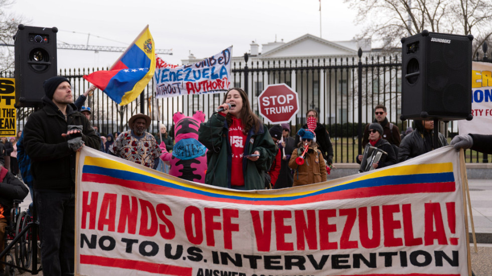 (FOTO) "Nema krvi za naftu": Protesti širom SAD zbog hapšenja Madura, skupovi i u Rimu i Parizu
