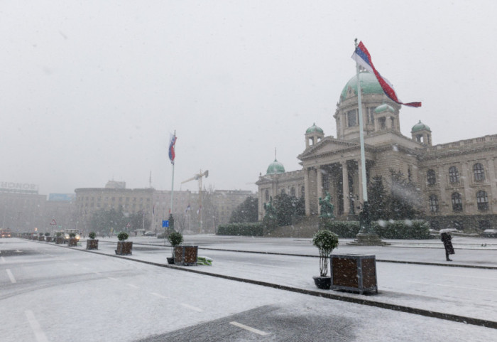 Ispred Narodne skupštine uklonjene novogodišnje kućice, saobraćaj još nije pušten