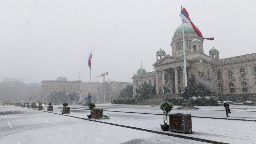 Ispred Narodne skupštine uklonjene novogodišnje kućice, saobraćaj još nije pušten