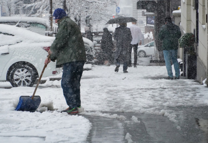 (FOTO) GSP: Zbog snega dolazi do privremenih zastoja u saobraćaju, najkritičnije na Konjarniku