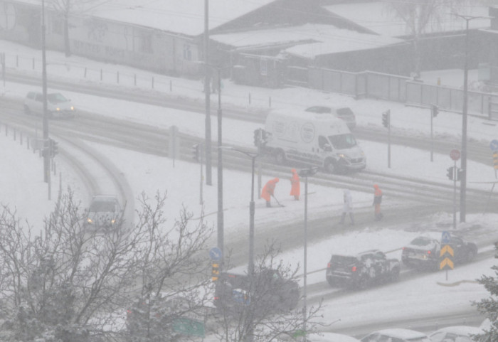 (FOTO) GSP: Zbog snega dolazi do privremenih zastoja u saobraćaju, najkritičnije na Konjarniku