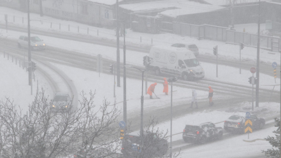 (FOTO) GSP: Zbog snega dolazi do privremenih zastoja u saobraćaju, najkritičnije na Konjarniku