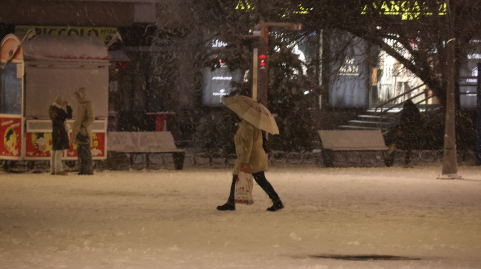(VIDEO) Sneg u Srbiji: MUP pozvao da se ne kreće na put, otkazano više letova, SMS za hitna upozorenja