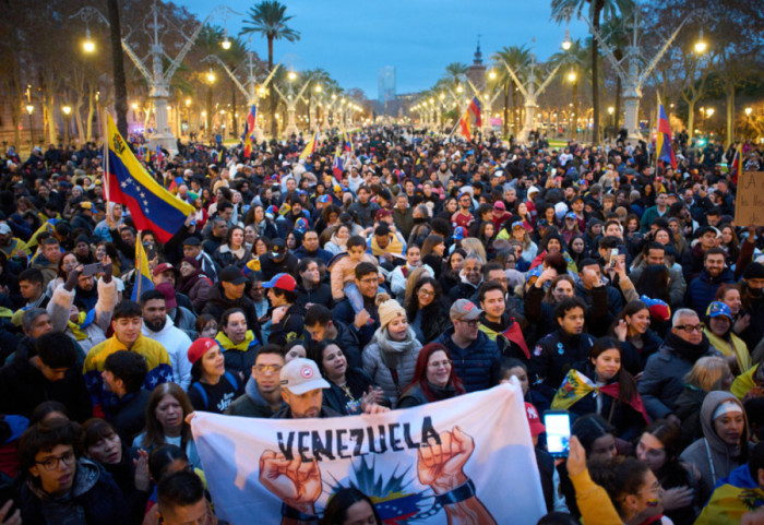 (FOTO) Demonstranti širom sveta osudili vojnu intervenciju SAD u Venecueli
