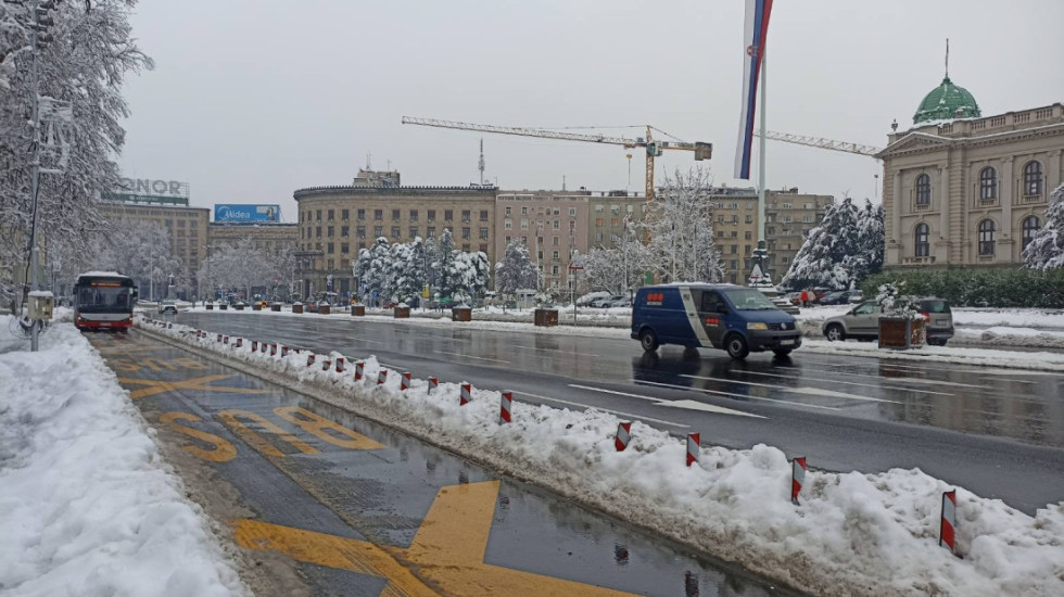 Privremene izmene na tri autobuske linije zbog snega i leda
