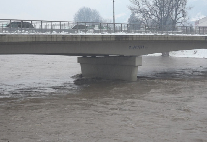 (FOTO) Izlivaju se reke i potoci širom Crne Gore: Na putevima odroni, vanredna situacija u pojedinim delovima