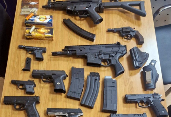 (FOTO) Najveća zaplena carine krajem 2025. godine: Oko 55.000 psihoaktivnih lekova i veće količine oružja