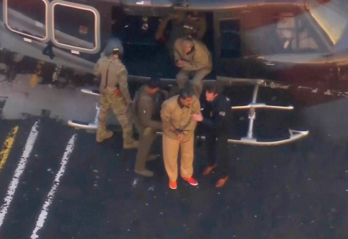 (FOTO) "Ja sam pristojan čovek i predsednik": Maduro se izjasnio da nije kriv, ispred zgrade okupljeni demonstranti