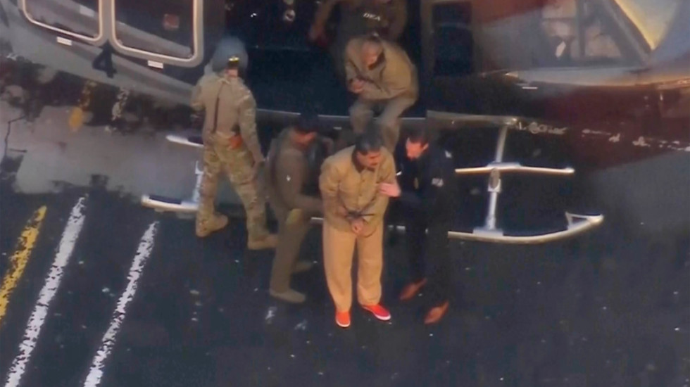 (FOTO) "Ja sam pristojan čovek i predsednik": Maduro se izjasnio da nije kriv, ispred zgrade okupljeni demonstranti