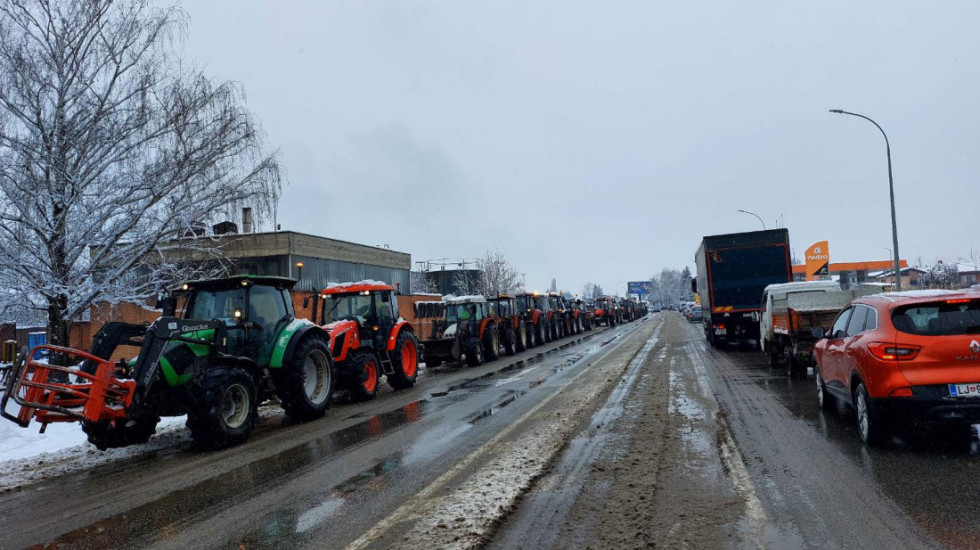 Mlekari u Mrčajevcima nastavili blokadu Ibarske magistrale, protest poljoprivrednika u Bogatiću