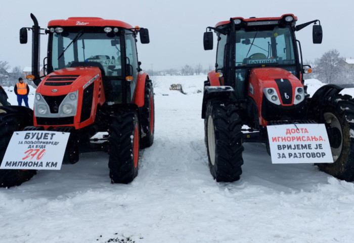 "Dosta ignorisanja, vreme je za razgovor": Mlekari u Republici Srpskoj vožnjom traktora iskazali nezadovoljstvo
